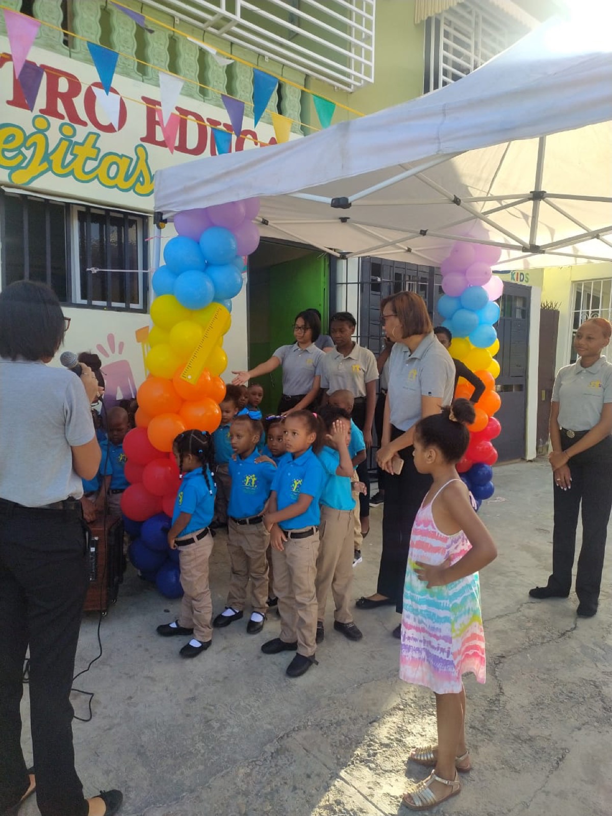 Celebración con globos en la entrada del centro educativo Ovejitas